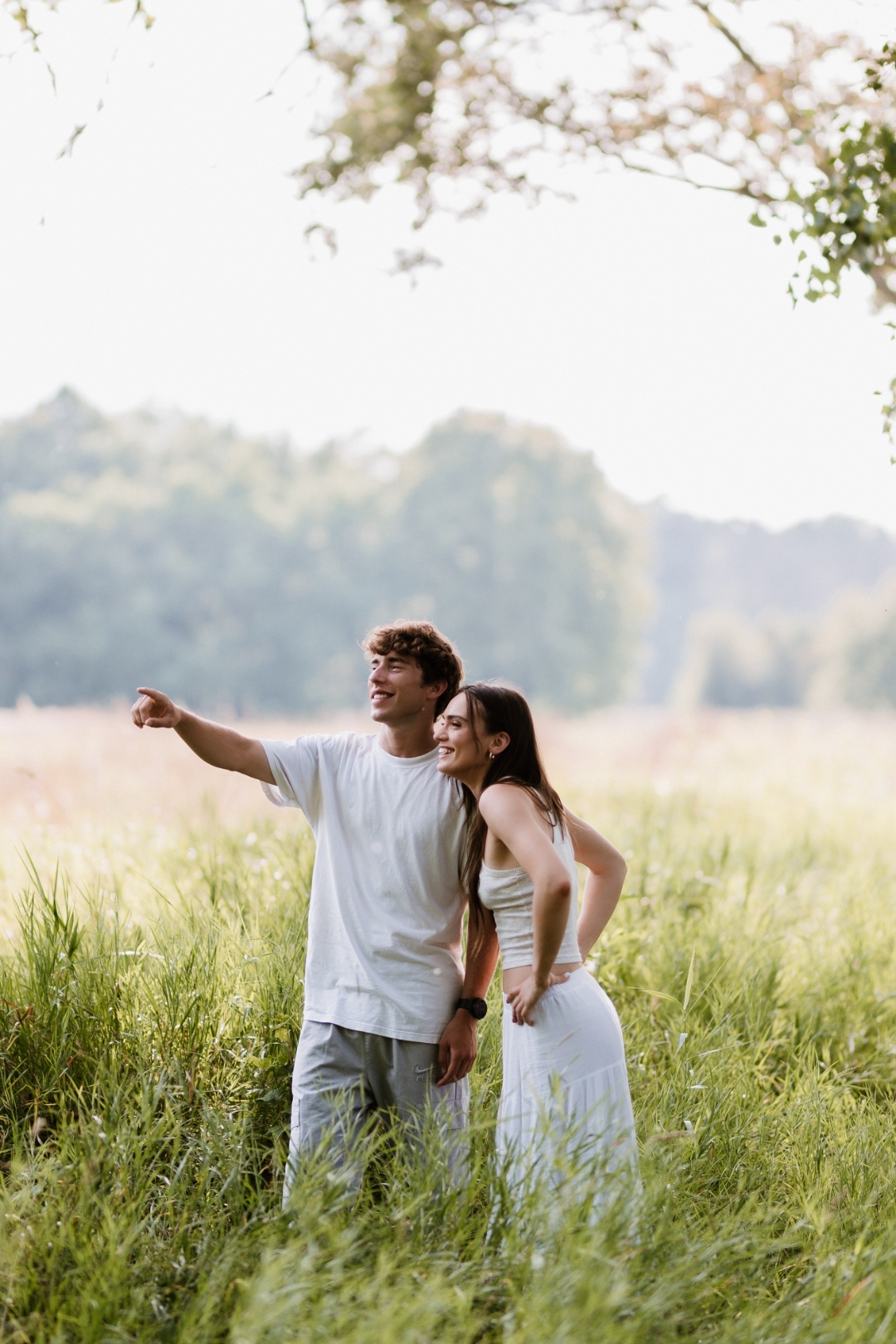 Noor paar looduses, nautimas selget nägemist ilma prillideta