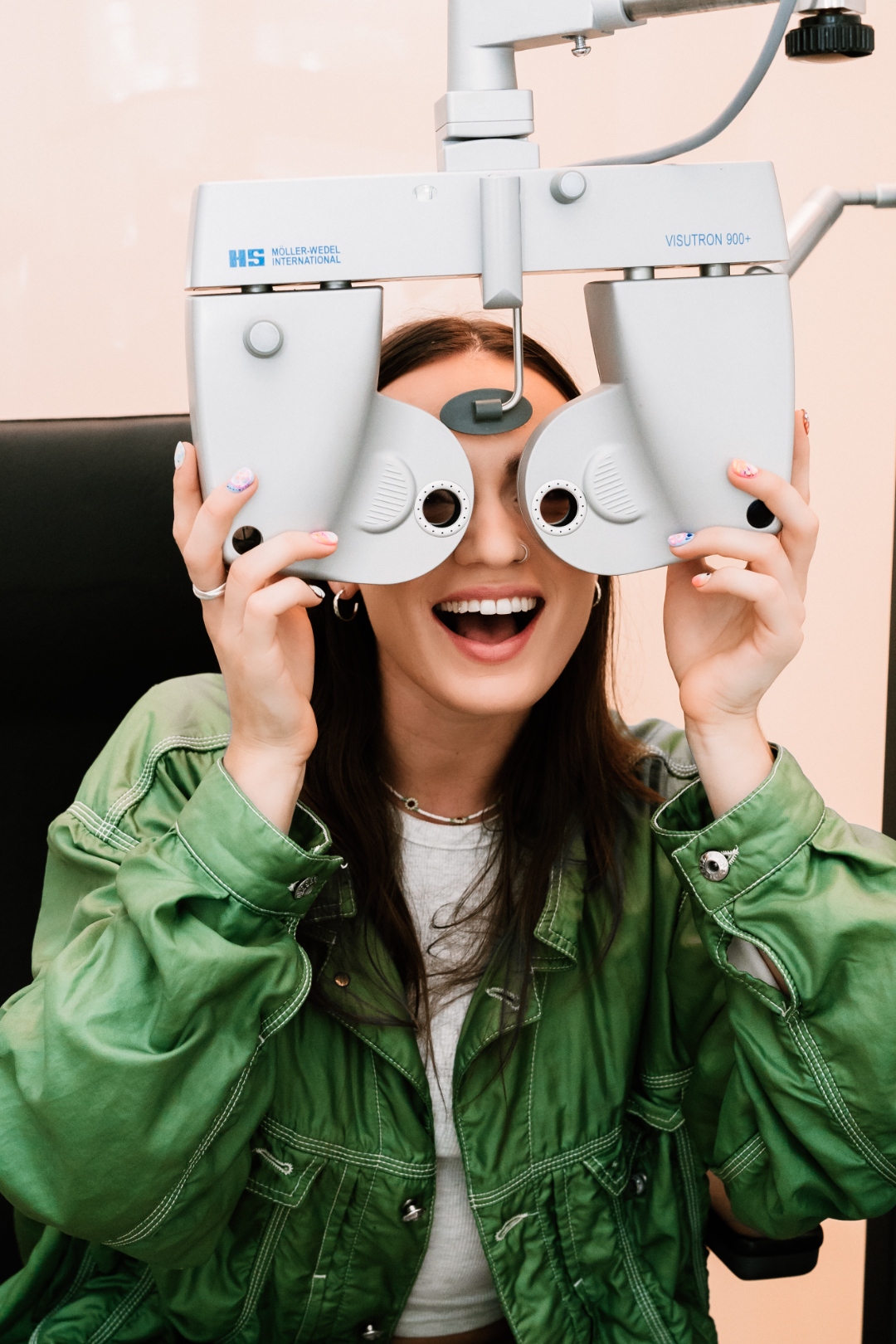 Rõõmus patsient silmauuringul KSA Silmakeskuses