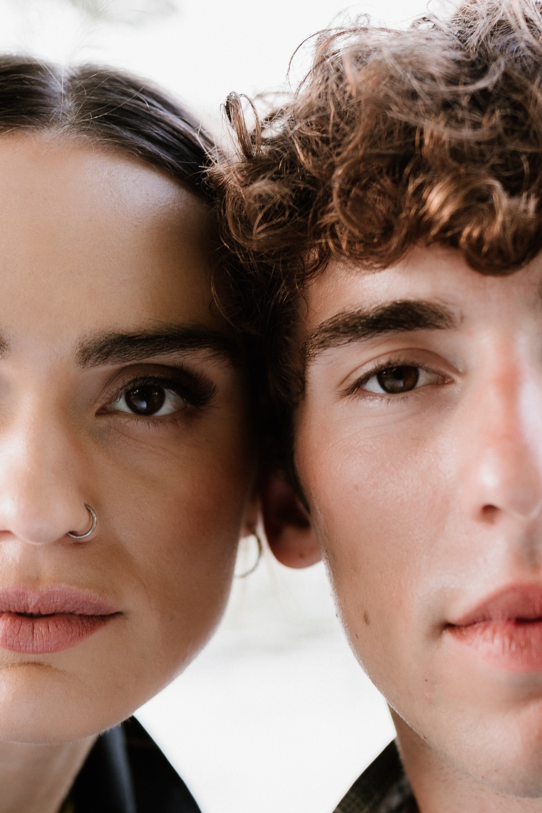 Kahe inimese ilusad silmad lähivaates — selge nägemine pärast Flow3