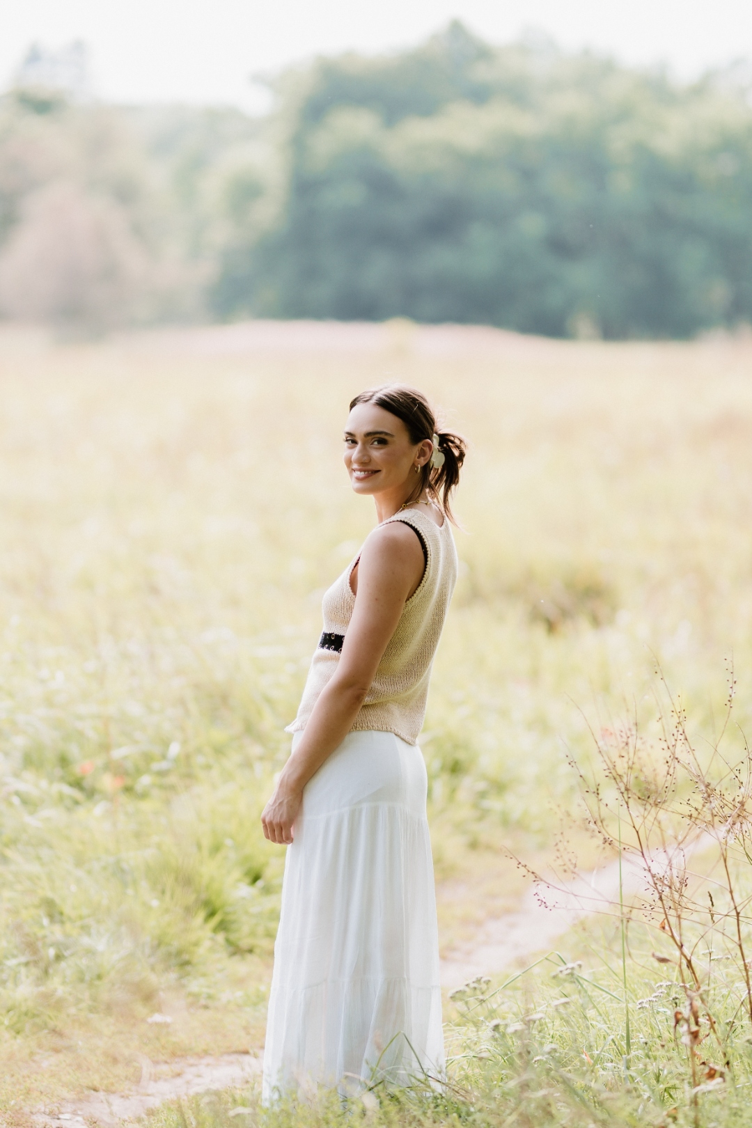 Õnnelik neiu looduses, naudib elu ilma prillideta pärast Flow3 protseduuri